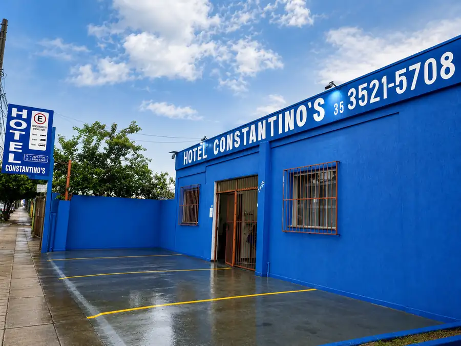 Fachada azul do Constantino's Hotel em Passos, Minas Gerais